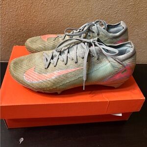 Nike Mercurial Soccer Cleat. Women’s 9, Men’s 7.5